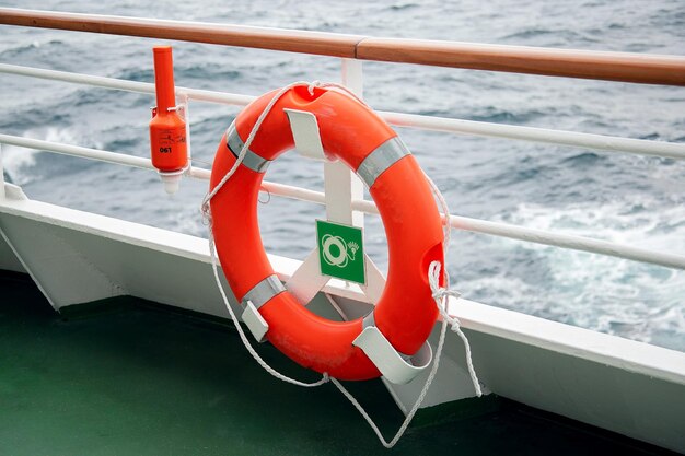 Photo orange lifebuoy on the ship