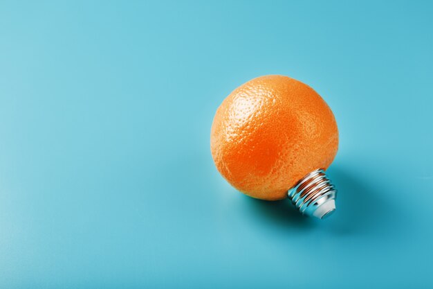 Оранжевая лампочка на синем фоне