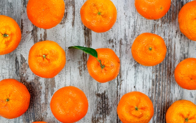 Photo orange mandarins composition in a wood vintage background