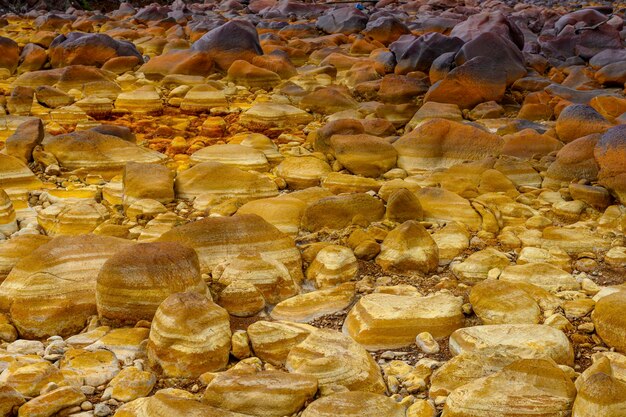 リオ・ティントのオレンジ色の鉱物形成と水池