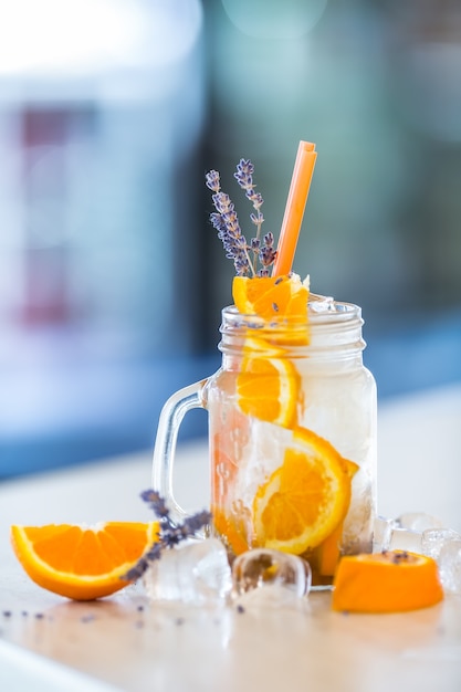 Апельсиновый безалкогольный лимонад с левандером и кубиками льда.