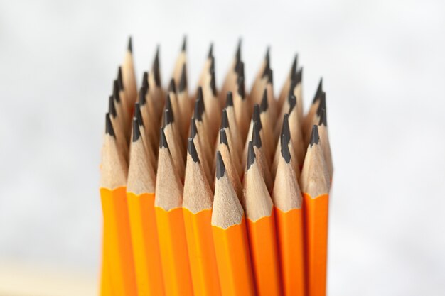 오렌지 연필에 격리 된 흰색 배경에 가까이