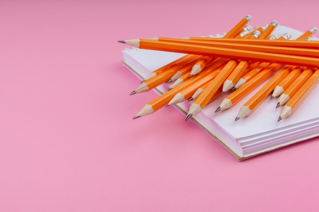 Фото Оранжевые карандаши на ноутбуке. концепция искусства