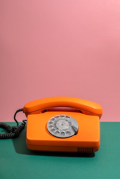 Foto telefono arancione sul tavolo verde