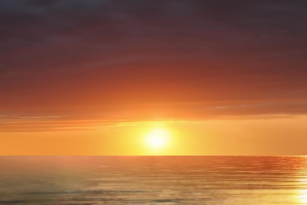 オレンジ ピンク イエロー ライラック曇り夕焼け海で夕方のビーチ太陽ビーム反射