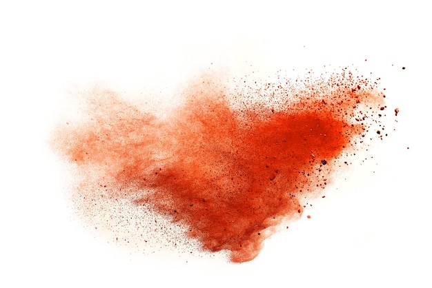 Esplosione di polvere arancione isolata su bianco