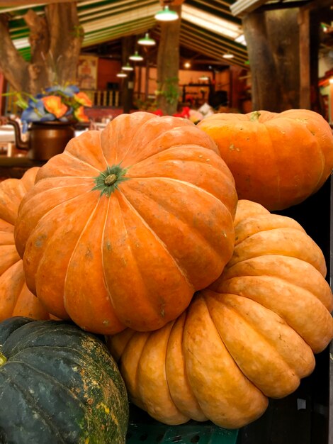 Foto scatola di zucca arancione al mercato