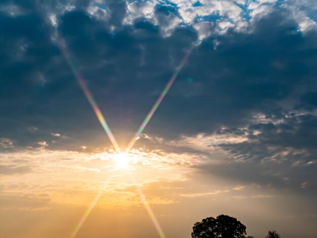 嵐の雲の切れ間から夕日のオレンジ色の光線