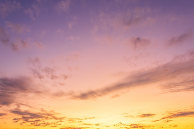 白い雲の夕日とオレンジ色の空背景テクスチャ。