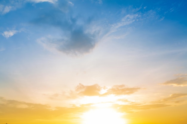 オレンジ色の空と雲の背景、カラフルな空の概念の背景、夕暮れの素晴らしい夕日