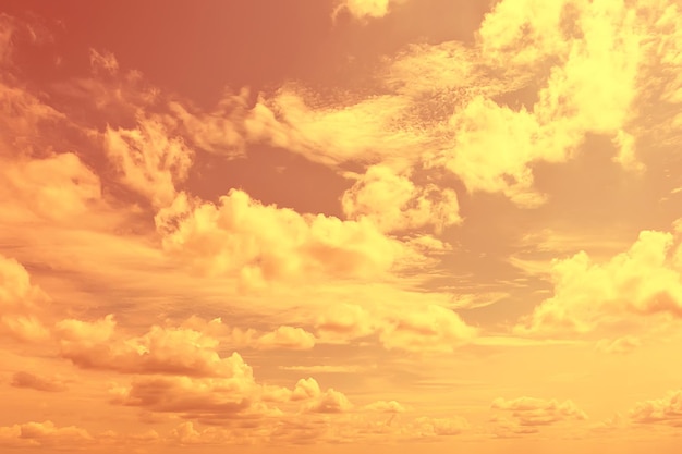 オレンジ色の空の夕焼け雲の背景、抽象的な暖かい背景夏の空の空気