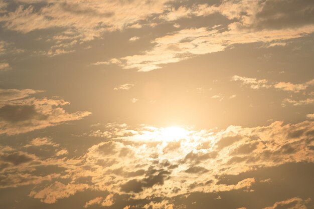 夕焼けの雲と太陽とオレンジ色の空。高品質の写真