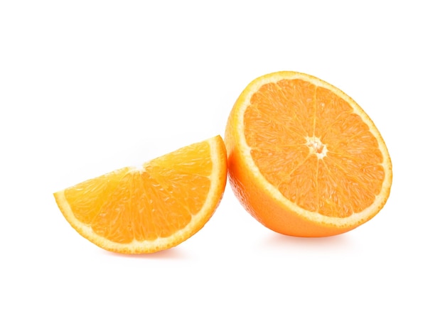 オレンジ色のスライスの半分と1つのセグメントが白い紙に分離されました