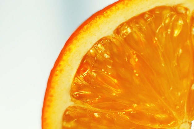 Макрос дольки апельсина. сочный апельсин нарезанный крупным планом