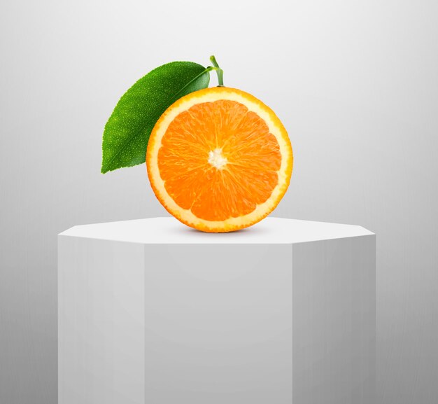 Photo orange slice on shiny white round pedestal podium