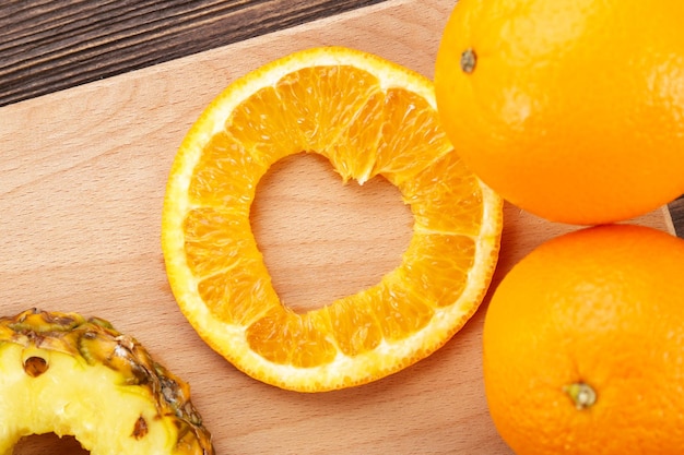 심장 모양으로 자른 오렌지 조각과 테이블에 과일이 닫혀 있습니다.