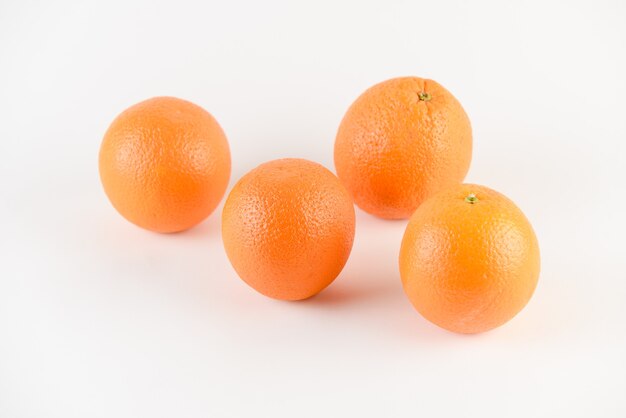 흰색 표면에 오렌지 조각