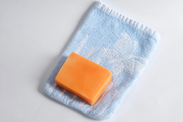 사진 밝은 파란색 세탁용 비누에 오렌지색 비누