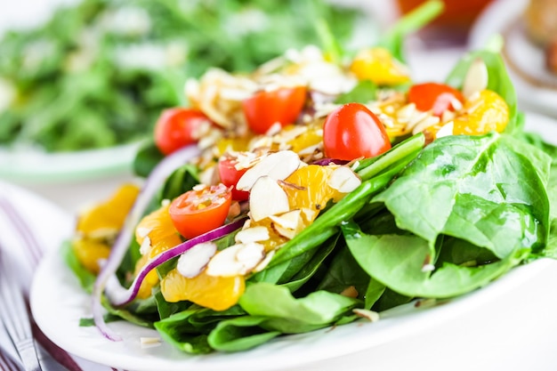 Insalata di spinaci all'arancia sul piatto nel ristorante italiano.