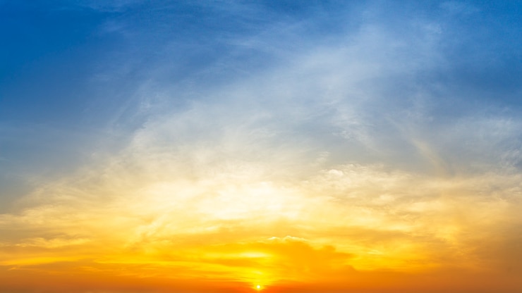 Photo orange sunrise and fluffy cloud sky nature background