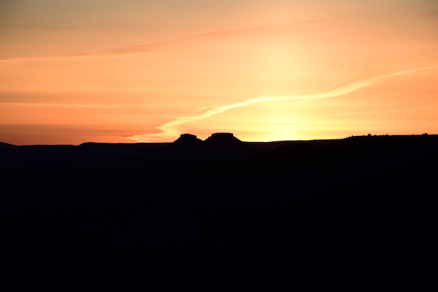 Photo orange sunrise over mountains