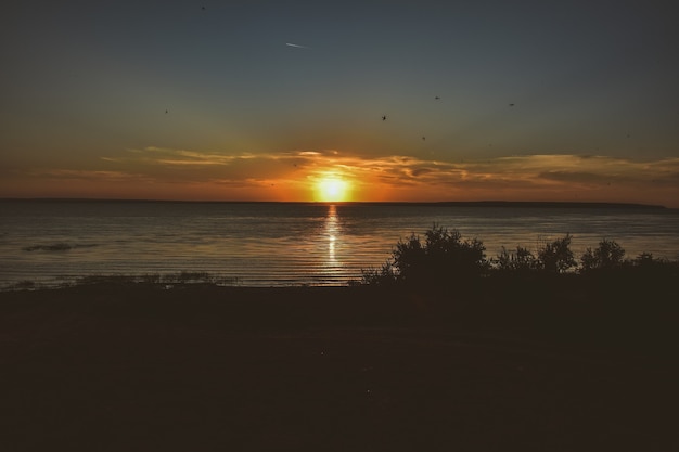 Tramonto arancione sul fiume volga