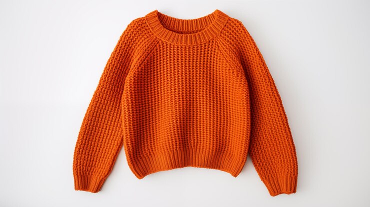 Photo an orange sweater on a white background