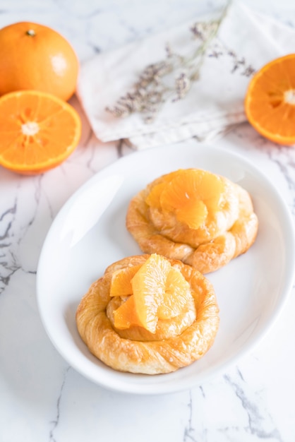 Foto crostata arancia sul piatto