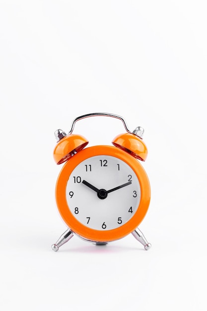 写真 オレンジ色の時計は白い背景で時刻を 1000 に設定します