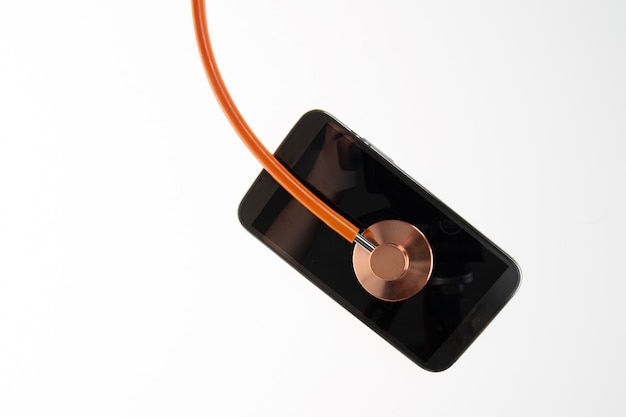 Stetoscopio sottile arancione con il telefono cellulare
