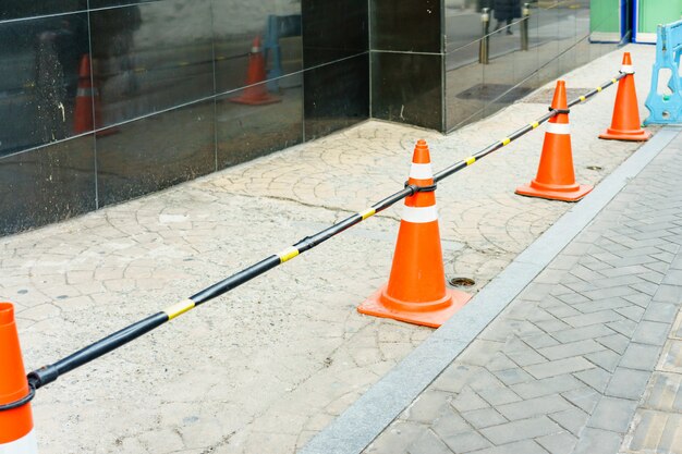 オレンジ色のコーンは、安全を確保するために運転や陸上の交通の危険を防ぐために配置されています。