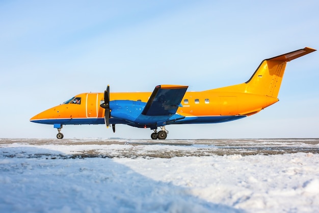 オレンジ色のターボプロップ航空機