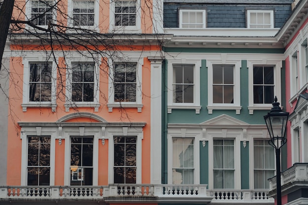 写真 オレンジ色のターコイズとピンクのパステル色のテラスハウス プリムローズヒル ロンドン イギリス