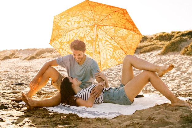 Photo orange umbrella on the beach