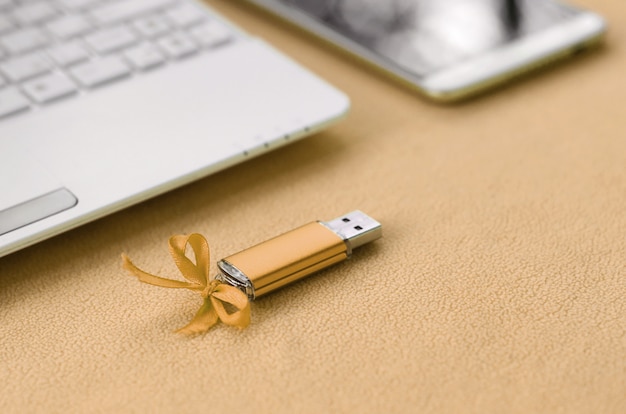 파란 활과 오렌지 usb 플래시 메모리 카드