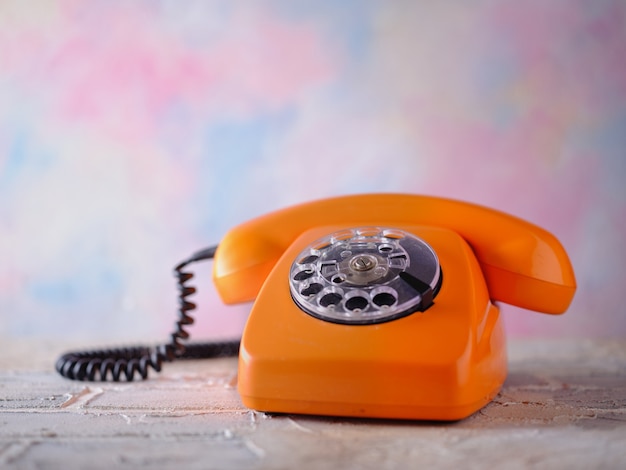 Telefono vintage arancione sul tavolo