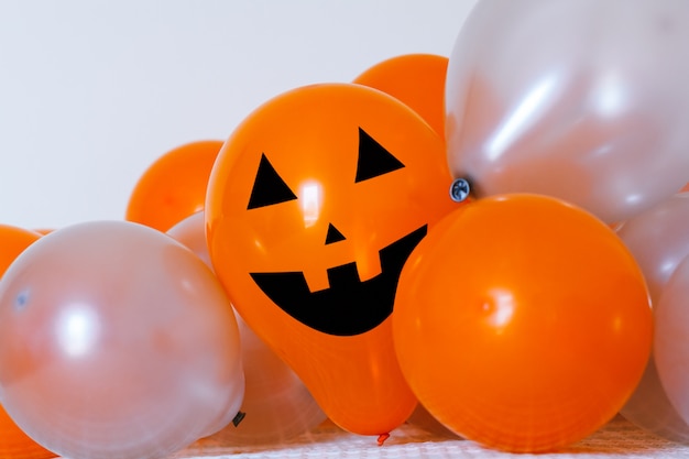 Photo orange and white halloween balloons