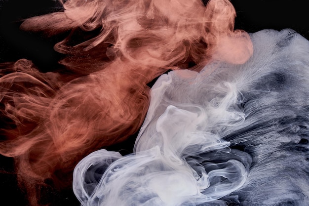 Оранжево-белый дым на фоне черных чернил красочный туман абстрактный кружащийся сенсорный океан море акриловая краска пигмент под водой