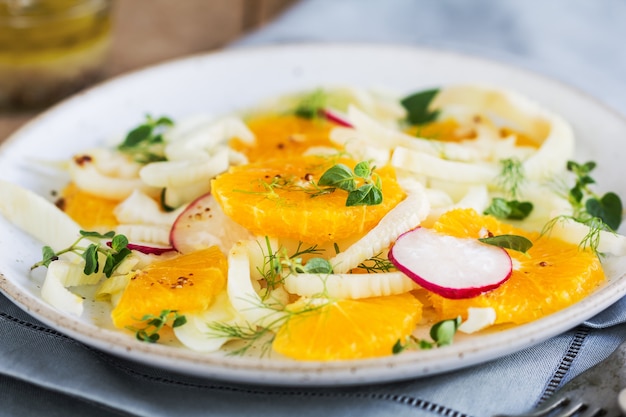 Insalata di arance con finocchi e ravanelli con vinaigrette