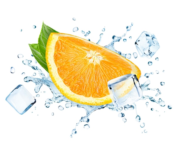 Апельсин с кубиками льда и брызгами воды