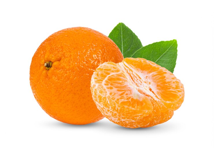 Photo orange with leaves on white table.