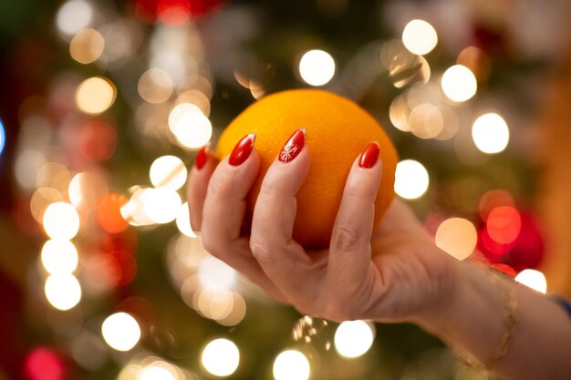 Photo orange in a womans hand