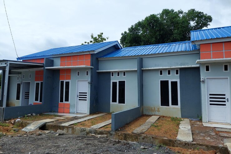 Orangegray subsidized houses are lined up in the morning