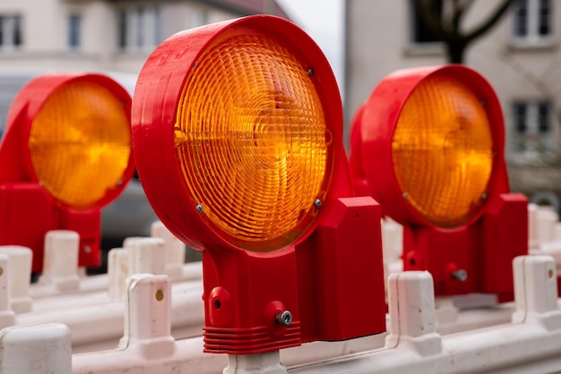 Foto luci di segnalazione rosso arancio della barriera stradale