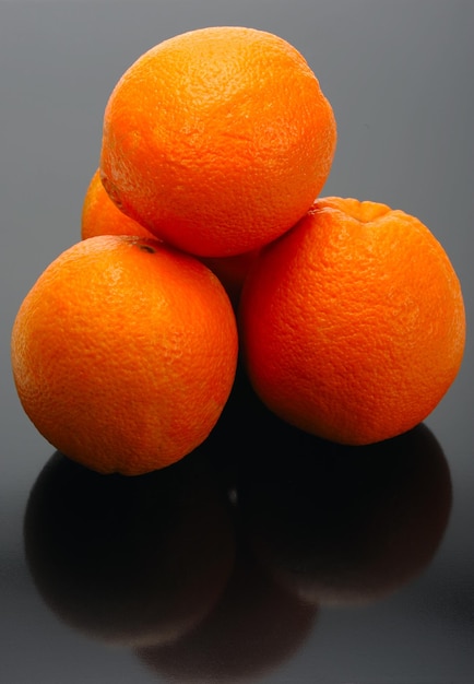 Апельсины на черном фоне