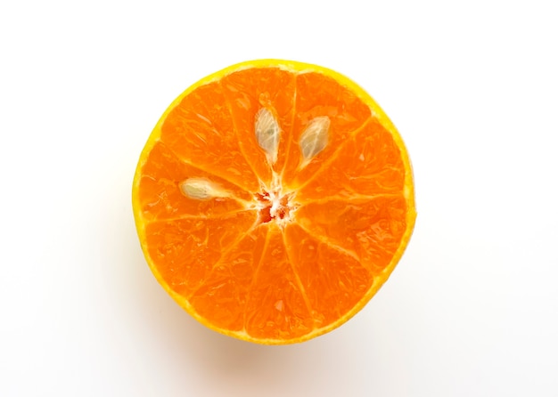 Апельсины разрезать пополам изолированные