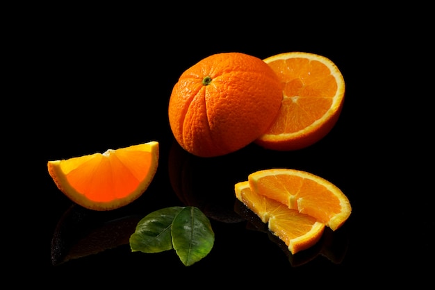 검은 표면에 오렌지 과일