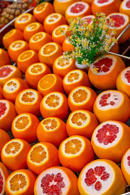 イスタンブールのカウンターでジュース用のオレンジとグレープフルーツ