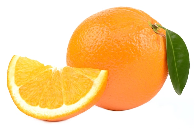 Апельсины, изолированные на белом фоне