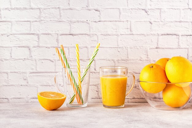 オレンジジュースを作るためのオレンジとジューサー